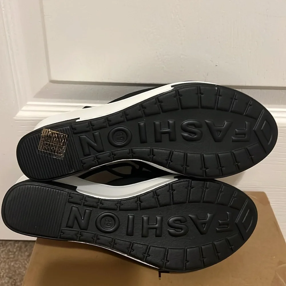NWOT Women’s Black Wedge Sandals